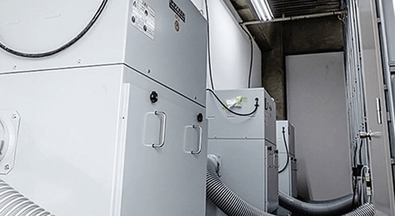 時計修理工房内に設置された業務用集塵機と環境設備の写真