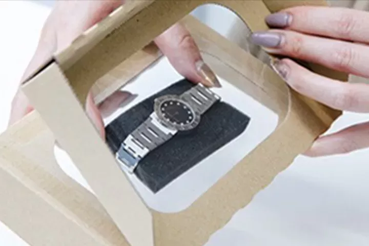 ALLU WATCH REPAIRの宅配修理ステップ2（キットに時計を梱包する）